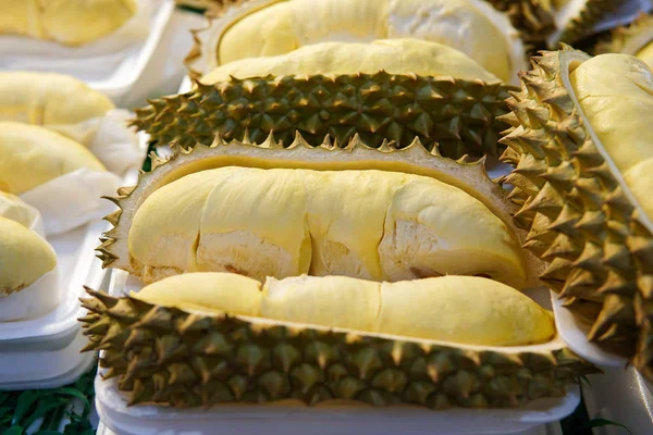 Durian στο δίσκο — Φωτογραφία Αρχείου