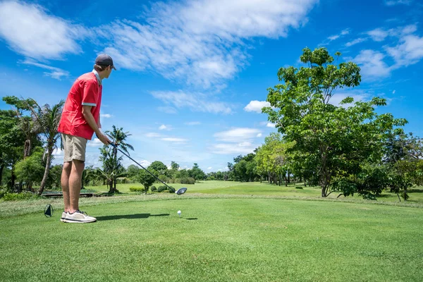 Golfspelare tee off — Stockfoto