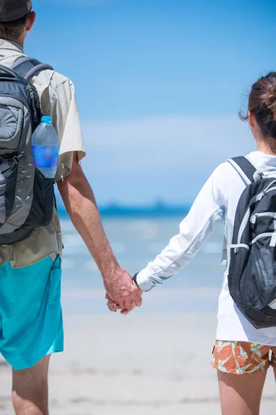 Young couple holding hands go to the beach — Stock Photo, Image