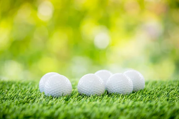 Golfball auf grünem Rasen — Stockfoto