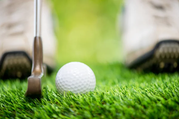 Golfer brengen bal — Stockfoto