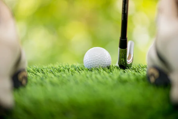 Schlag den Golfball — Stockfoto