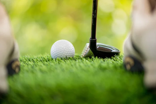 Schlag den Golfball — Stockfoto