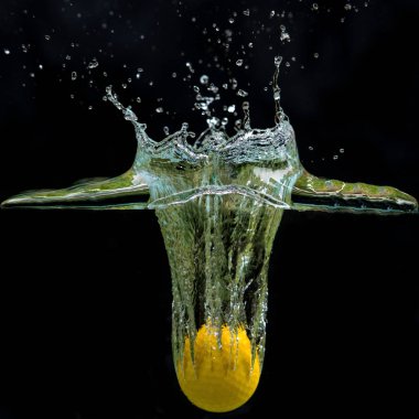 Golf topu suya düşmek