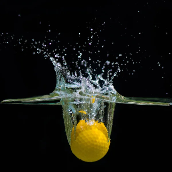 Golf labda esik a víz — Stock Fotó