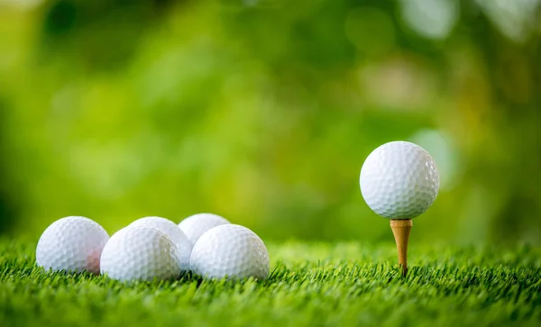Golf topu tee uygulamaya hazır üzerinde — Stok fotoğraf