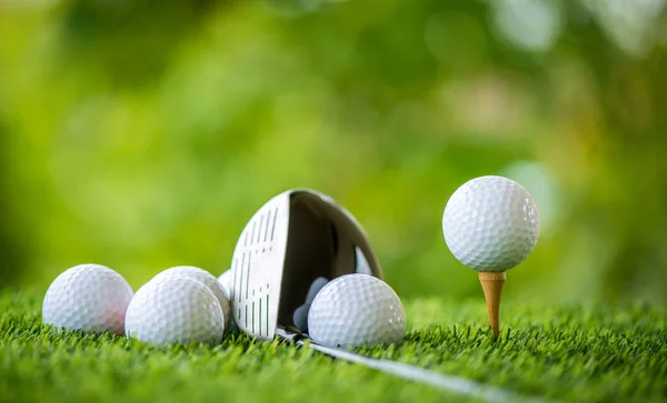 Golf topu tee uygulamaya hazır üzerinde — Stok fotoğraf