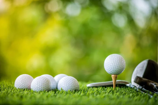 Golfbal op tee klaar om te oefenen — Stockfoto