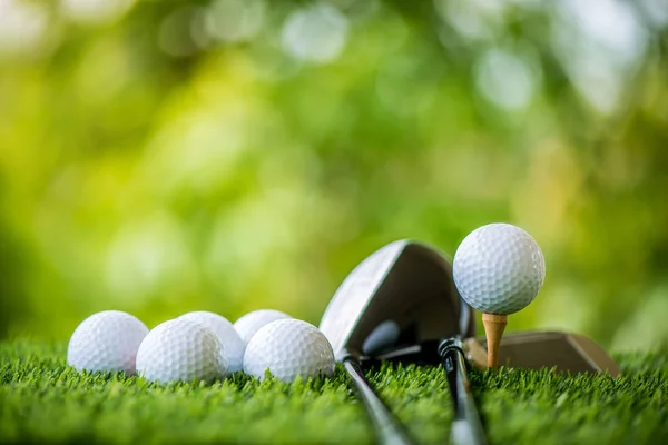 Pallina da golf su tee pronta ad allenarsi — Foto Stock