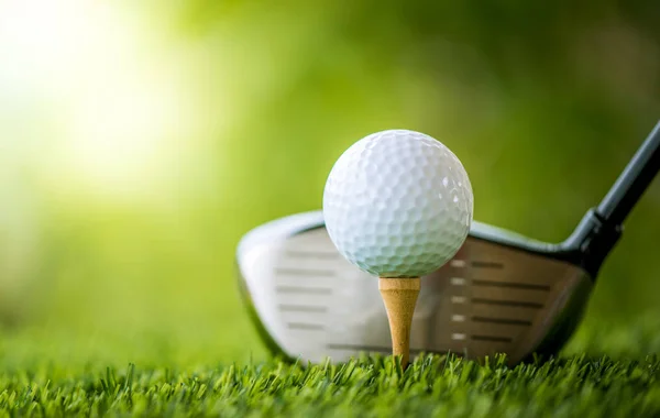Teeing off con club de golf —  Fotos de Stock