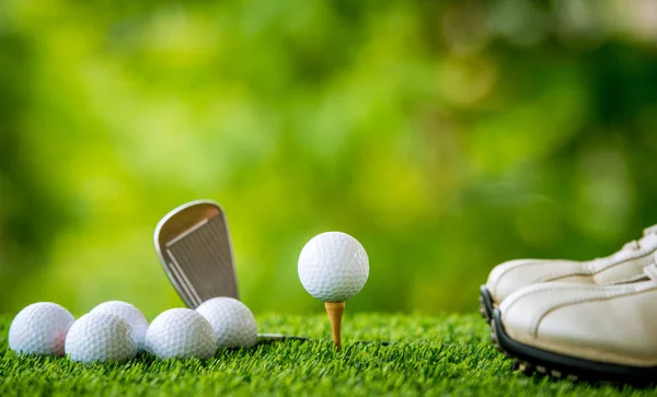 Piłeczki do golfa na tee gotowy do praktyki — Zdjęcie stockowe