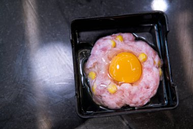 Kıyılmış et ve yumurta