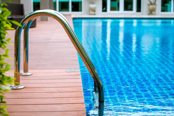 Zwembad met trap — Stockfoto