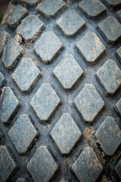 Nákladní pneumatiky na silnici půdy — Stock fotografie
