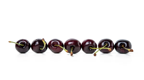 Cherry ułożone w rzędzie — Zdjęcie stockowe