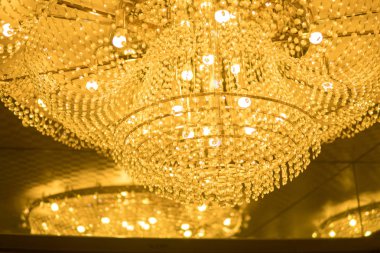 kristal kolye ile ışıklı avize