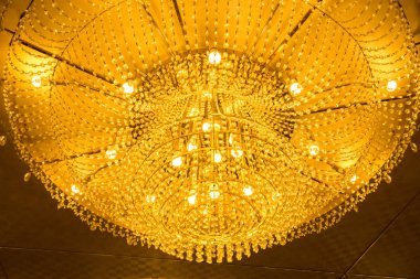 kristal kolye ile ışıklı avize