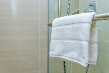 bir askı üzerinde beyaz havlu