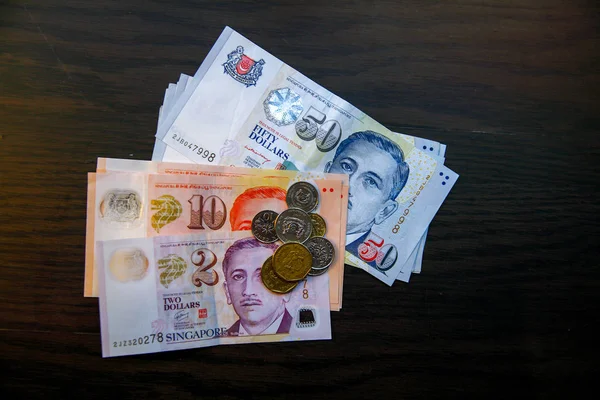 Singapur peníze na dřevěný stůl — Stock fotografie