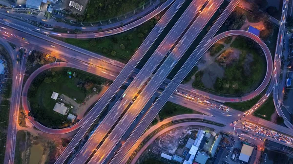 Вид с воздуха на автостраду ночью — стоковое фото