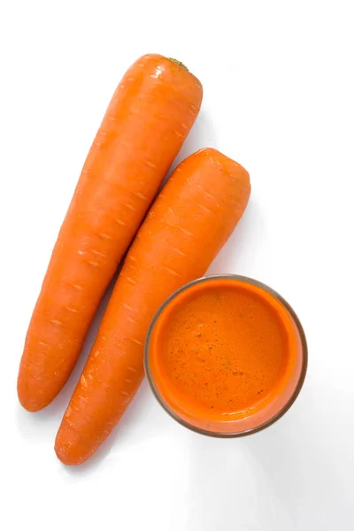 Herbe de jus de carotte isolé sur fond blanc — Photo