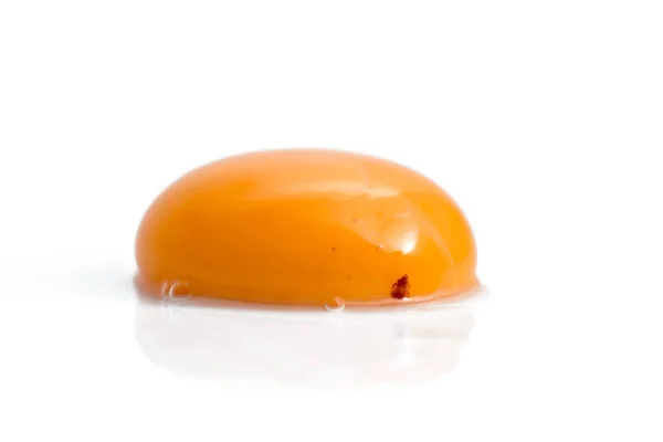 Желток сырого яйца изолирован на белом фоне — стоковое фото