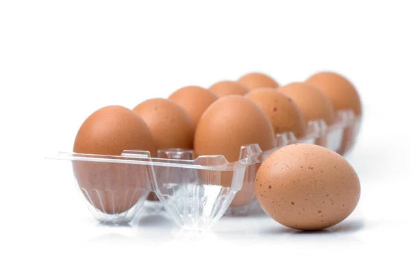 Eier verpackt isoliert weißen Hintergrund — Stockfoto