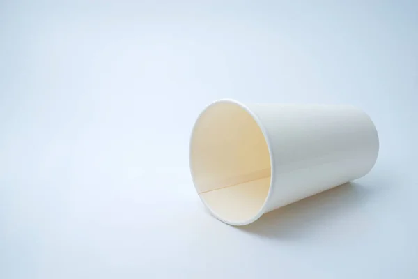 Xícara de papel de café no fundo branco — Fotografia de Stock