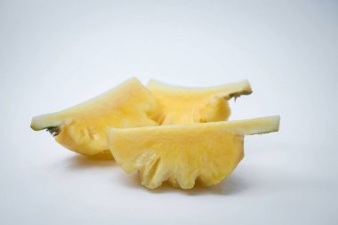 Beyaz arkaplanda izole edilmiş ananas dilimi
