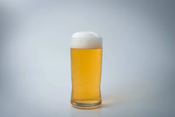 Tasse de bière fraîche isolée sur fond blanc — Photo