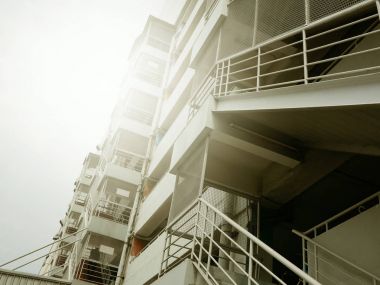 Yangın kaçış merdiveni dış binaların güneş ışığı ile