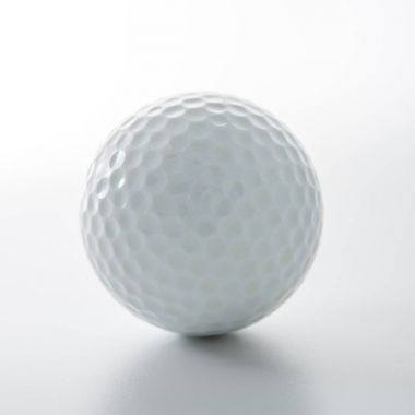 Beyazda izole edilmiş golf topu