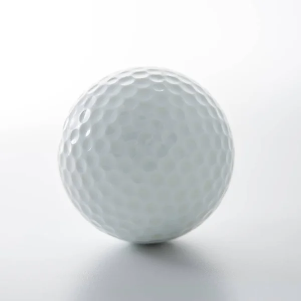 Bola de golfe isolada em branco — Fotografia de Stock