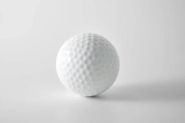 Bola de golfe isolado no branco com recorte caminho — Fotografia de Stock