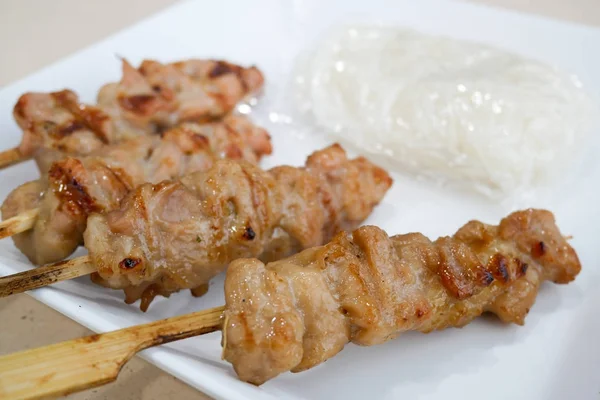 Жареная свинина с липким рисом, тайская кухня — стоковое фото