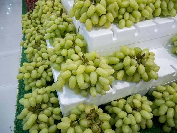 Racimo de uvas en los estantes en el mercado — Foto de Stock