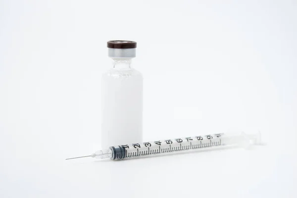 Ампула інсуліну з шприцом бреше — стокове фото