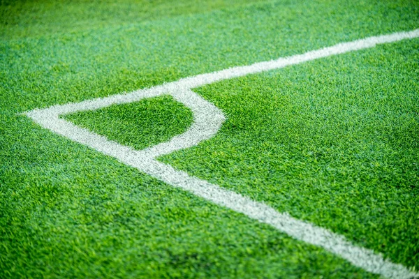 Faixa branca no campo de futebol canto — Fotografia de Stock