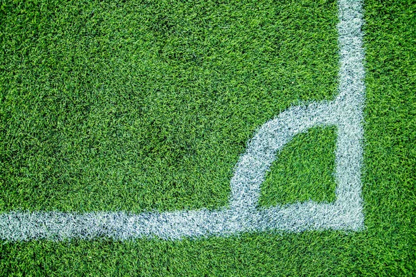 Белая полоса на углу футбольного поля — стоковое фото