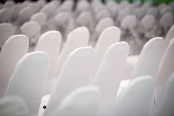 Stoel met witte omslag doek in vergaderruimte — Stockfoto