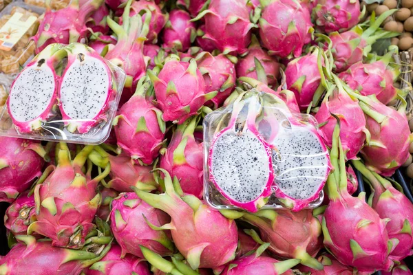 Dragon fruit op de markt plank — Stockfoto