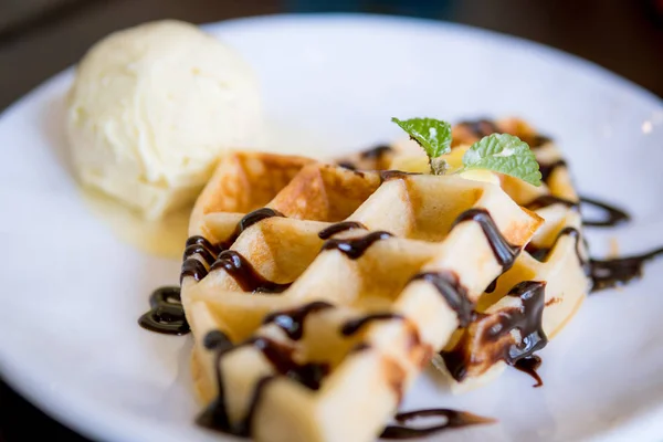 Dondurmalı waffle. — Stok fotoğraf
