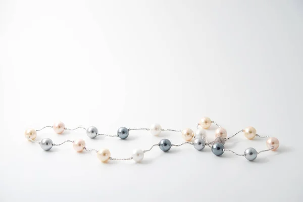 白い背景の真珠のネックレス — ストック写真