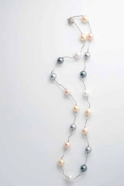 Collar de perlas sobre fondo blanco — Foto de Stock