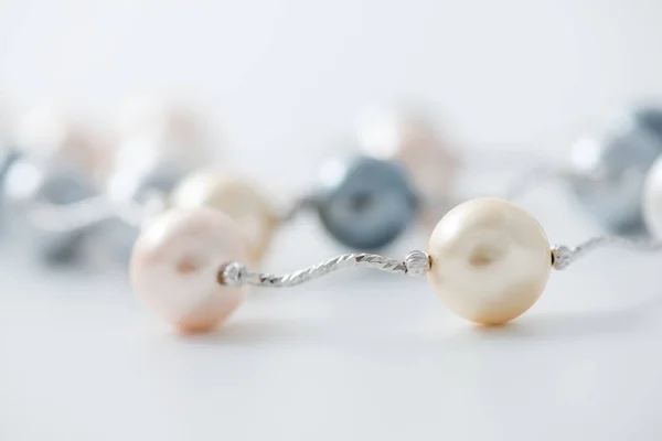 Collana di perle su sfondo bianco — Foto Stock