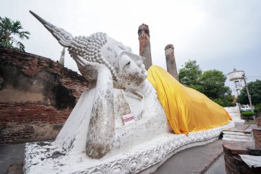 Uyku Buda heykelinin Wat Yai Chaimongkol, Ayutthaya, Tayland.