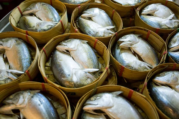 Корзины с рыбой макрель на тайских уличных рынках — стоковое фото