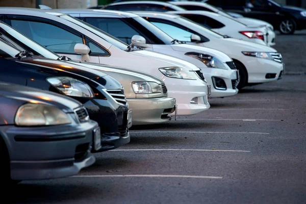 Parking cars at twilight — Stock Photo, Image