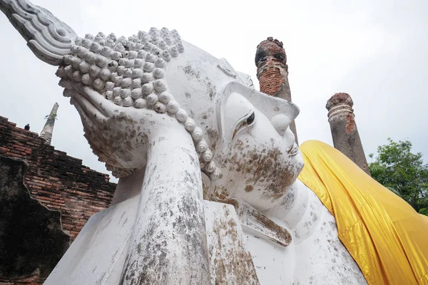 Uyku Buda heykelinin Wat Yai Chaimongkol, Ayutthaya, Tayland. — Stok fotoğraf