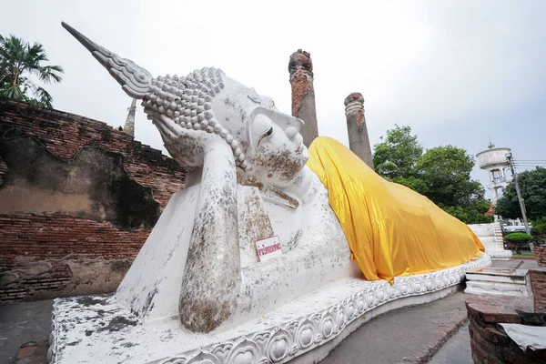 Estatua de buda durmiente en Wat Yai Chaimongkol, Ayutthaya, Tailandia . —  Fotos de Stock